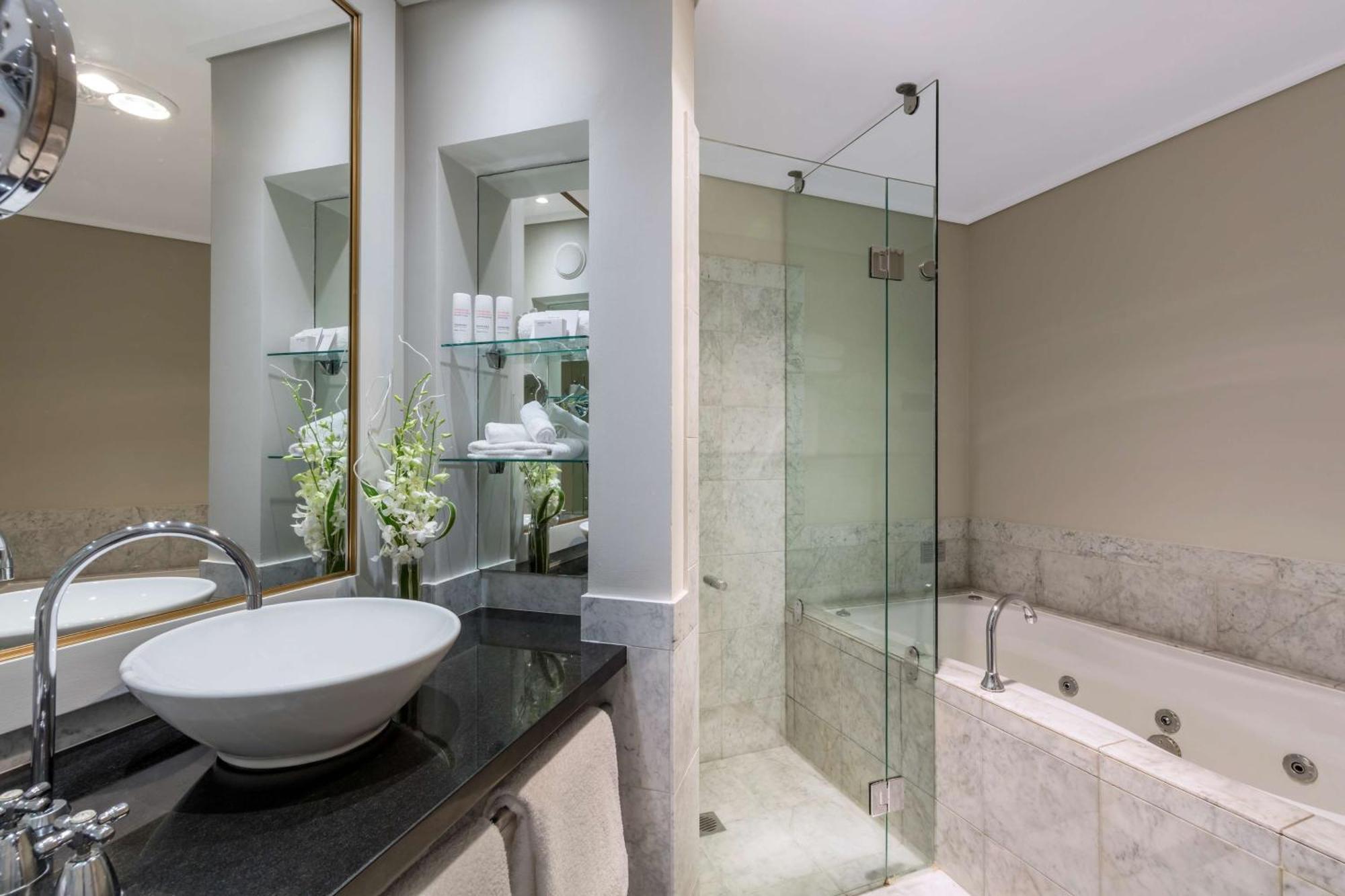 Paradox Studio Spa Suite King